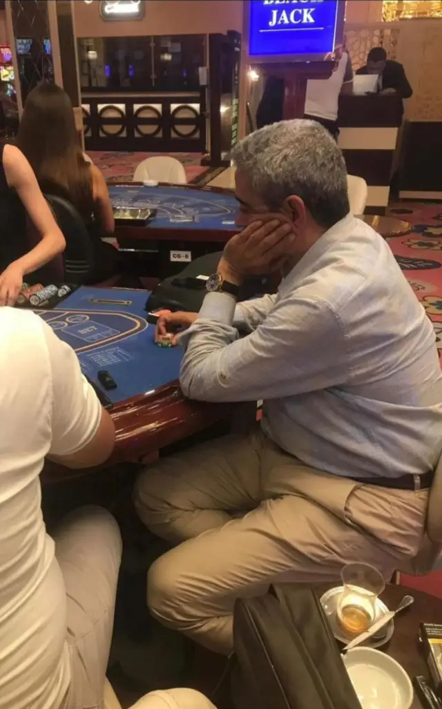 Kumar masasında Haluk Alıcık