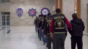 Operasyonda ele geçirilen sahte kimlik belgeleri