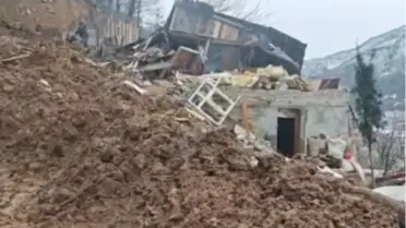 Heyelan bölgesinde yıkılan yapıların fotoğrafı