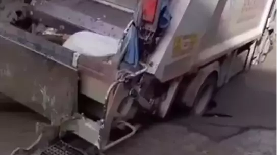 Çöp kamyonunun çukura düştüğü an