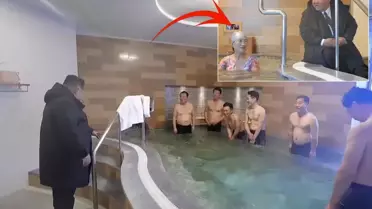 Kim Jong-un işçileri izlerken