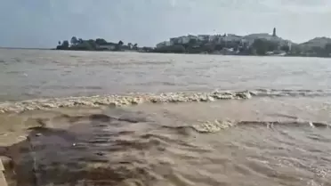 Datça’da sel sonrası suyla kaplı yollar