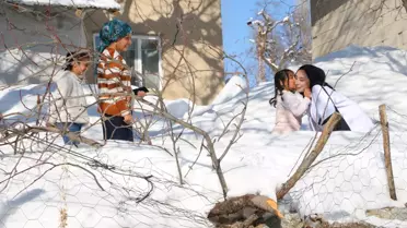 Kar içinde sağlık hizmeti sunan ebe