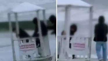 Sahildeki kurtarma kulübesi ve gençler