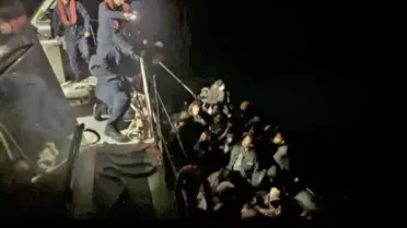 Sahil Güvenlik ekipleri göçmenleri denizde yakalarken