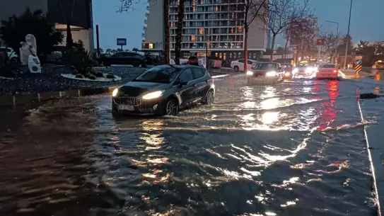 İzmir trafiğinde su birikintileri ve yavaşlayan araçlar