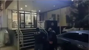 Şüpheli yakalandıktan sonra polis memurları