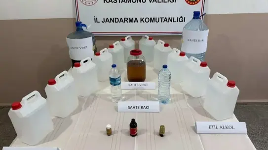 Operasyon sırasında ele geçirilen uyuşturucu ve kaçak içki