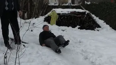 Köylülerin naylon poşetlerle kayma anı