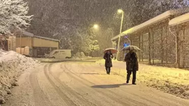 Kar yağışı nedeniyle Malatya yollarında motosikletler