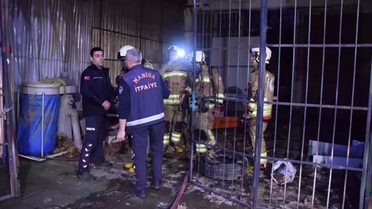 Manisa’da yangın sonrası söndürülmüş atölye