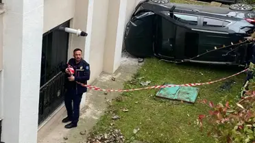 Otomobilin apartman bahçesine düştüğü an