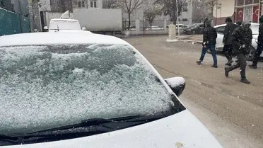 Şanlıurfa’da karla kaplı ana yol