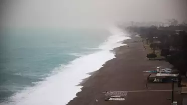 Antalya sahilinde su birikintileri ve dalga etkisi