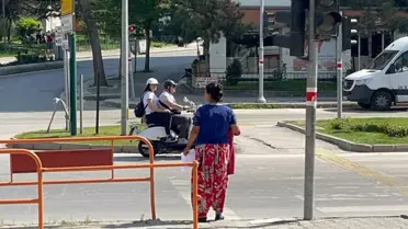 Çocuğun sigara içtiği anın fotoğrafı