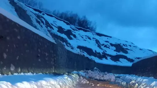 Toprak kayması sonrası grup yolu görüntüsü