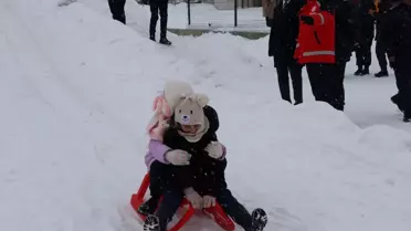 Kızak şenliğinde çocukların eğlenceli anları