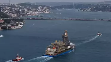 Yıldırım Sondaj Gemisi'nin ana kulesi Boğaz'dan geçiyor