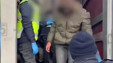 TIR'in arka kısmında bulunan göçmenler