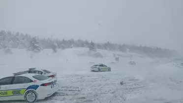 Kara yolda kar birikintileri ve temizlik ekipleri