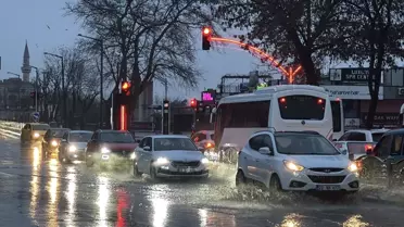 Sağanak yağış sonrası oluşan su birikintileri