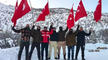 İspir'de bayrak taşıyan gençler