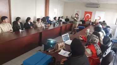Girişimcilik atölyesinde iş planı hazırlayan katılımcılar