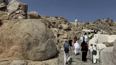Umre yolcularının Arafat'ta toplu dua anı
