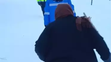 Karla mücadele eden kurtarma ekibi