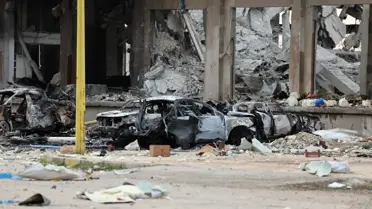 Patlatılan silah deposunun enkaz görüntüsü