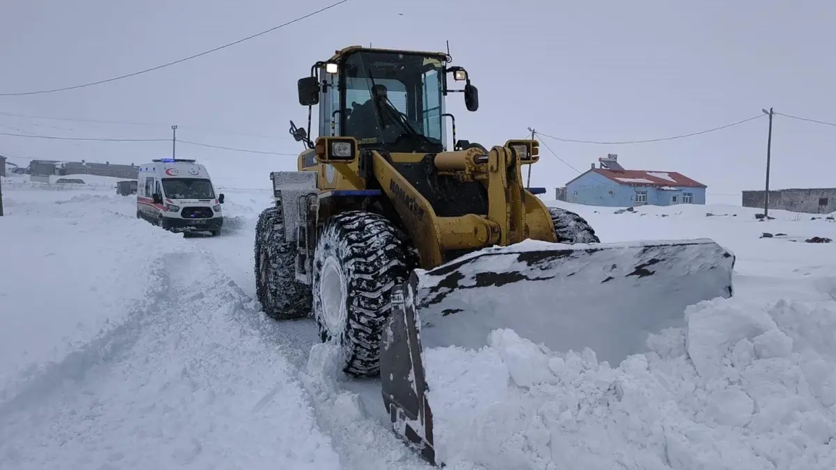 Kars'ta 2 Yaşındaki Adar, Kar Engelini Aşarak Hastaneye Kavuşturuldu