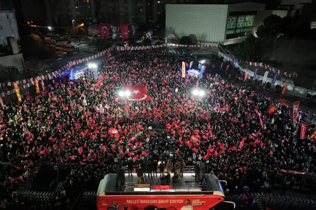 Özel'in sahnedeki duruşu