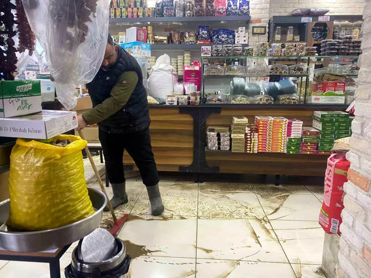 Antalya Serik’te Şiddetli Sağanak Sel, İş Yerlerini Sular Altına Çekti