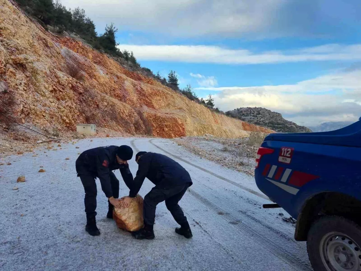Harmankaya Kanyonu'nda Düşen Kaya Parçaları Jandarma Tarafından Temizlendi