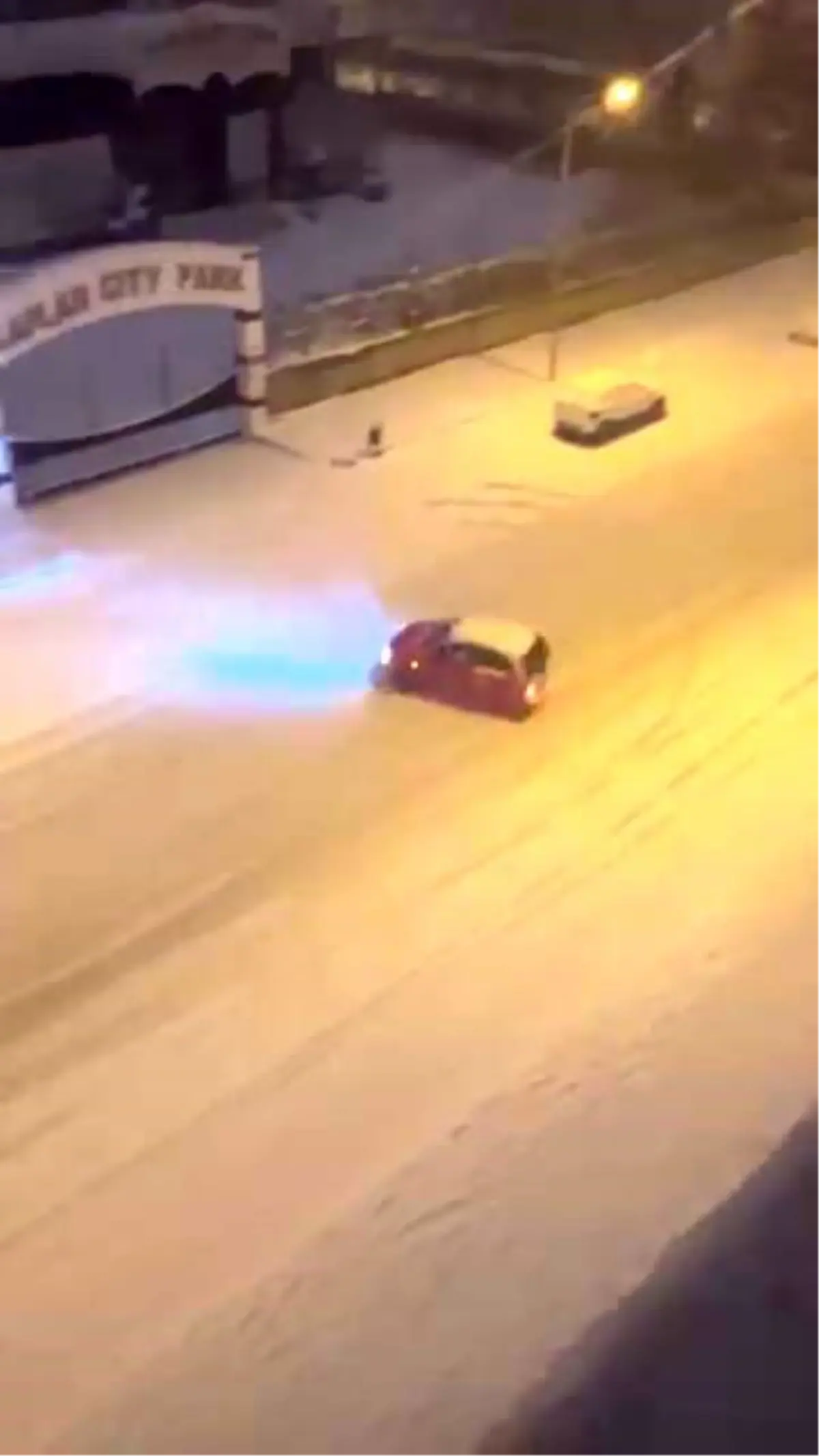 Diyarbakır Kayapınar’da Kar Üstünde Drift Gösterisi Görüntülendi