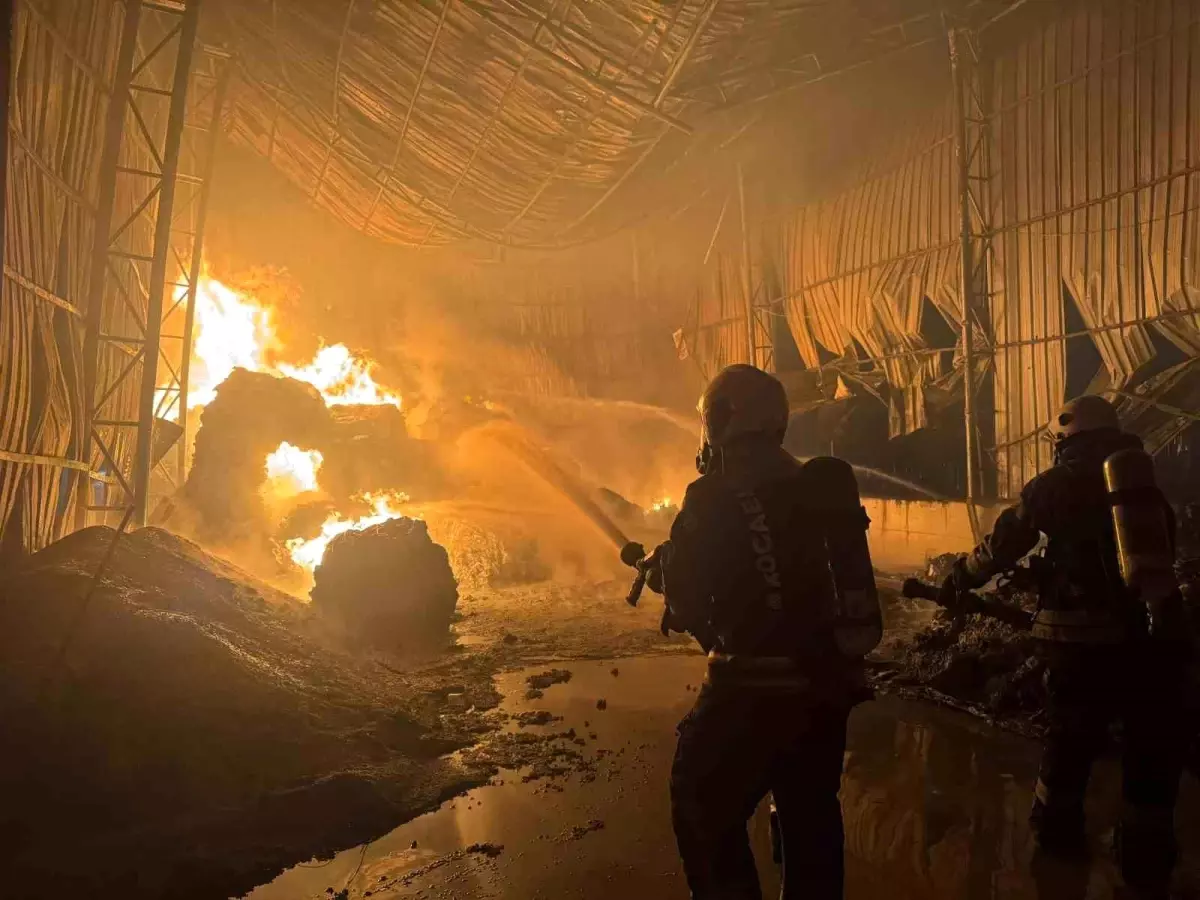 Gebze'de Atık Naylon Deposu Yangını Kontrol Altına Alındı