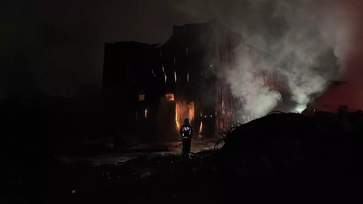 Gebze'de Atık Plastik Deposu Yangını 4 Saatte Kontrol Altına Alındı