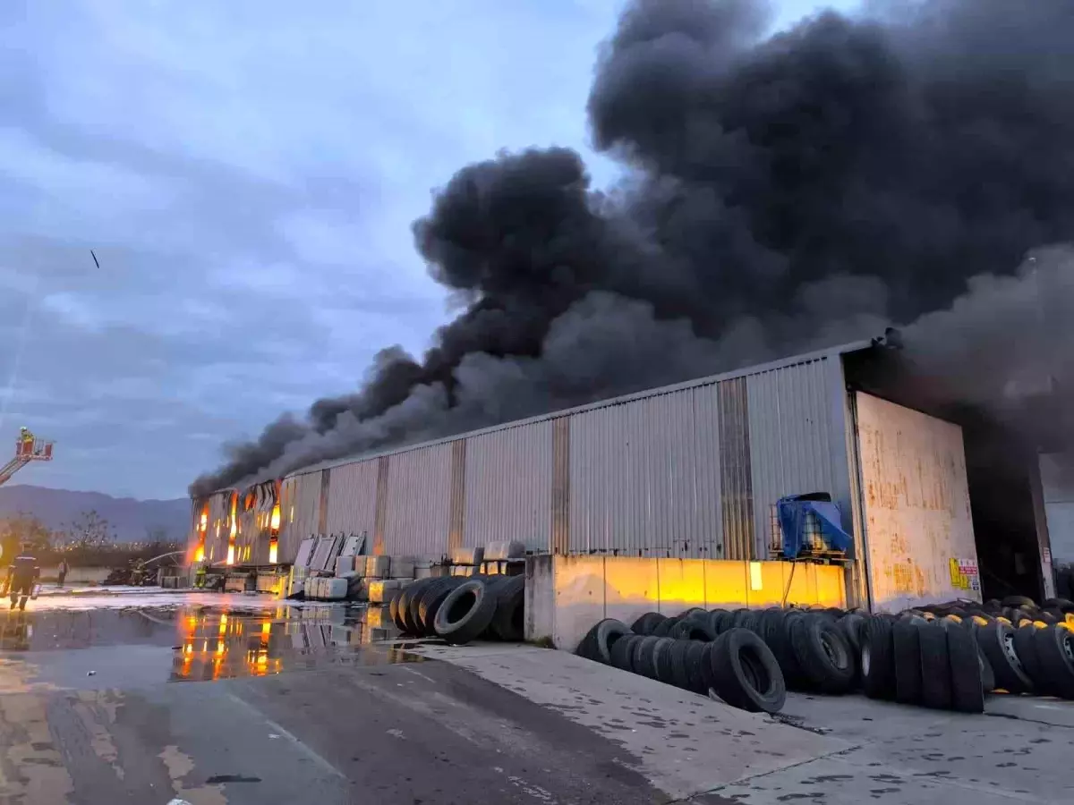 Hatay Dörtyol’da Lastik Deposu Yangını: İtfaiye Ekipleri Olayı Kontrol Altına Alıyor