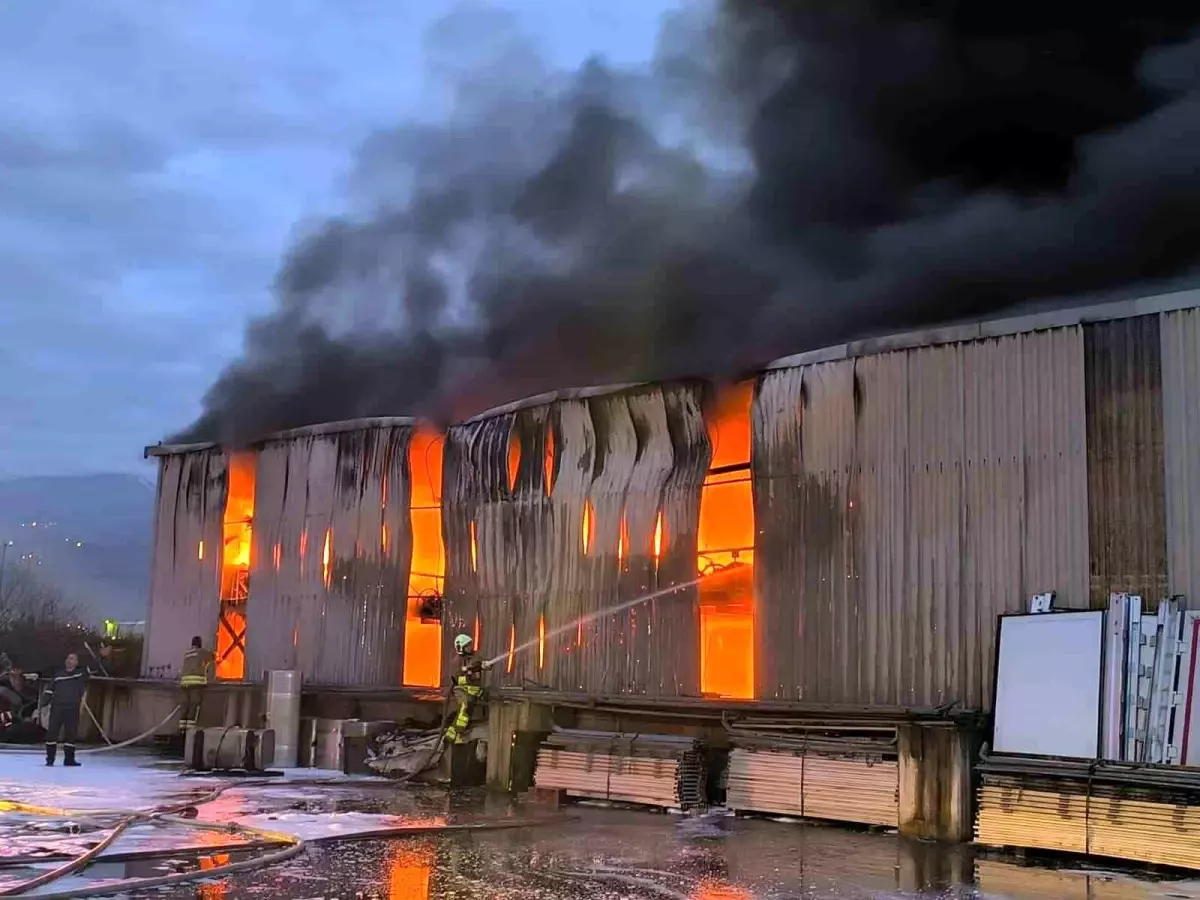 Hatay Dörtyol’da ULTRANS Lojistik Lastik Deposu Yangını Kontrol Altına Alındı