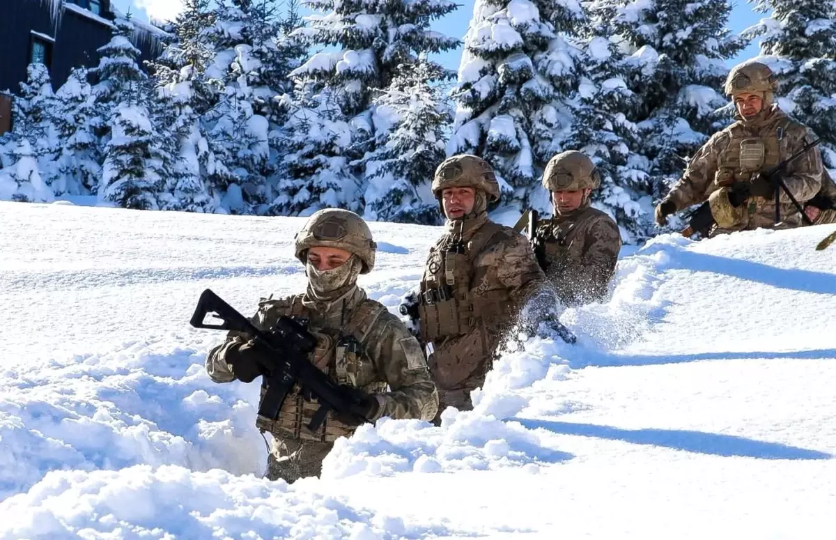 Ordu Kabadüz'de 1,5 Metre Kar Altında Jandarma Arama ve Kurtarma Tatbikatı
