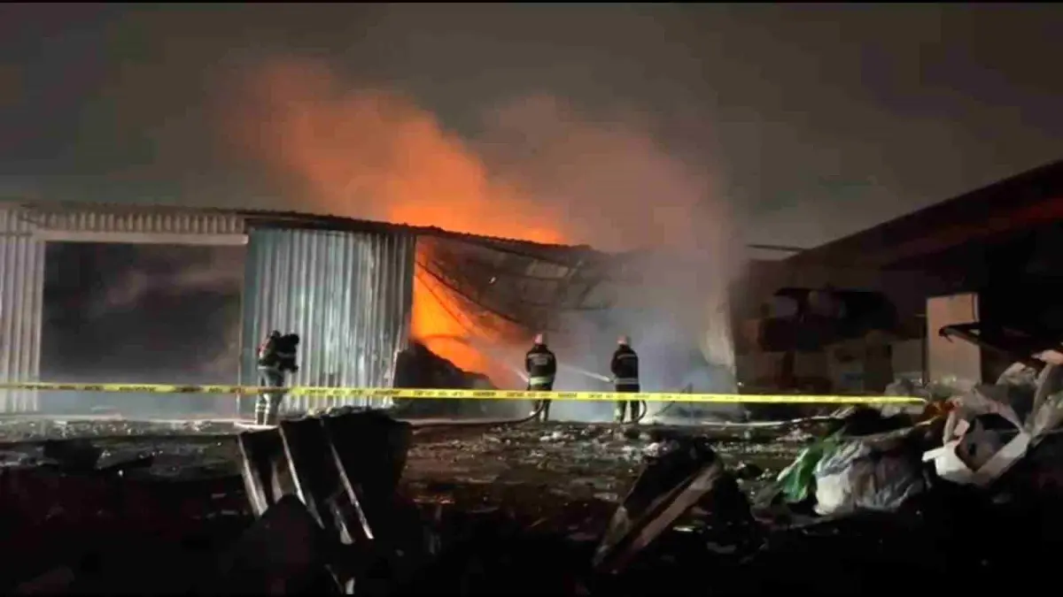 Çerkezköy'de Tekstil Geri Dönüşüm Fabrikasında Yangın Hızla Kontrol Altına Alındı