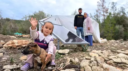 Güneş paneli kurulumlu konargöçer çadırları