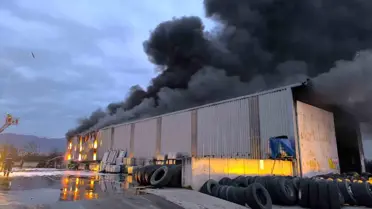 Yangın sonrası dumanlar ve itfaiye araçları