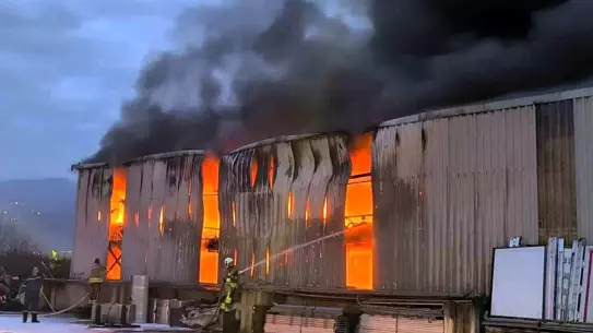 Yangın söndürülürken itfaiye ekipleri