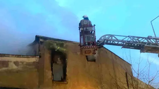 Yangın sonrası hasar gören mobilya atölyesi