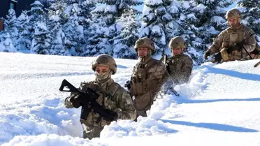 Tatbikat sırasında kullanılan ekipman ve arama köpekleri