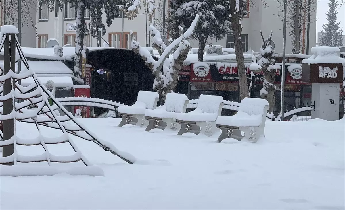 Adıyaman’da Şiddetli Kar Yağışı Trafiği Etkiliyor