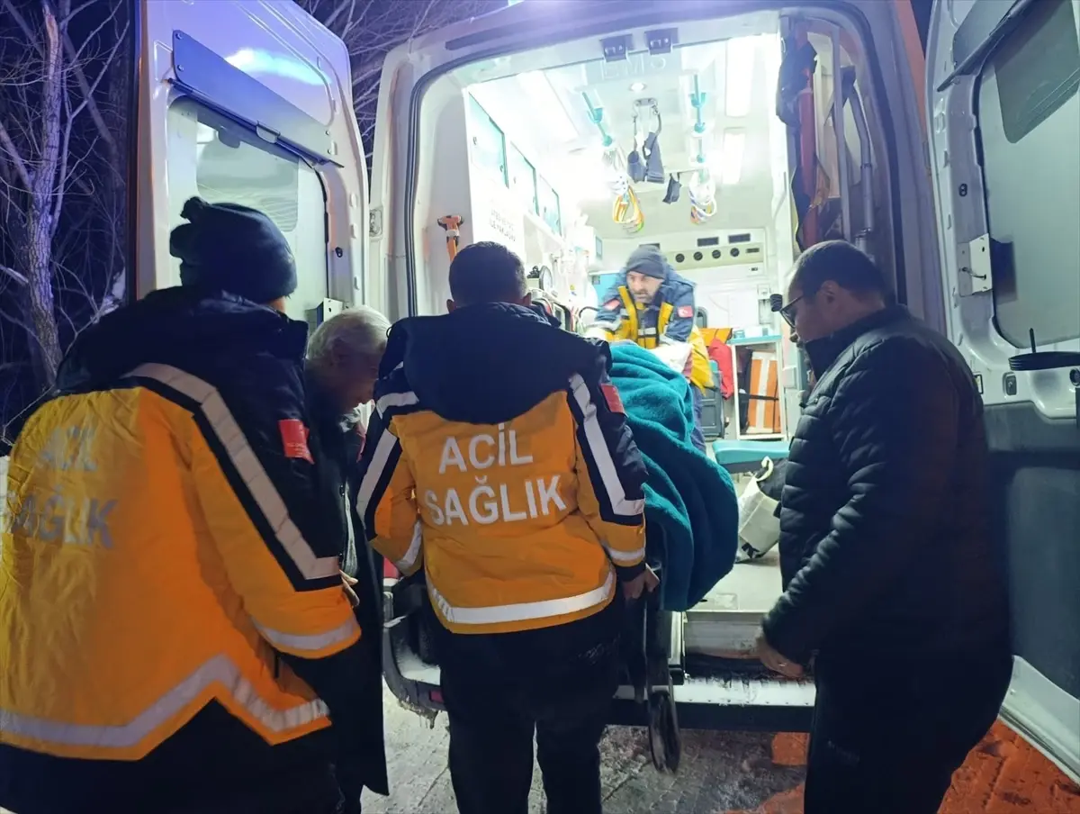 Ağrı’da Karla Kapalı Mezradaki 77 Yaşındaki Hasta Ambulansla Hastaneye Ulaştırıldı