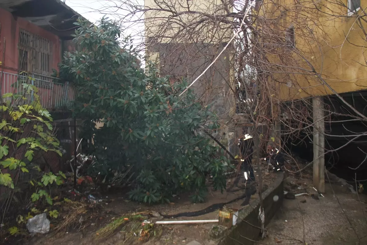 Serik’te Şiddetli Sağanak Sonrası Kullanılmayan Bina Çöktü