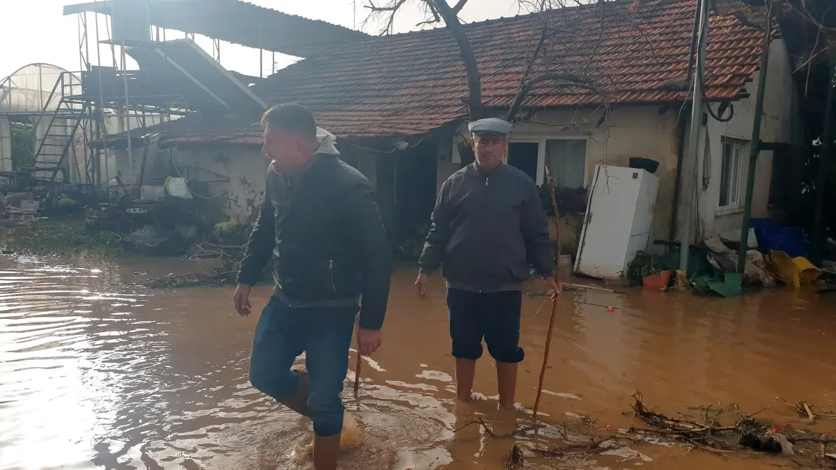 Kumluca’da Şiddetli Sel Seraları Yok Etti, Çiftçiler Yardım Bekliyor